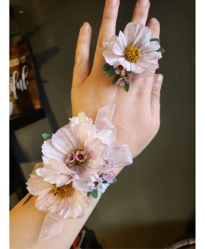 Dainty Daisy Wristlet Corsage