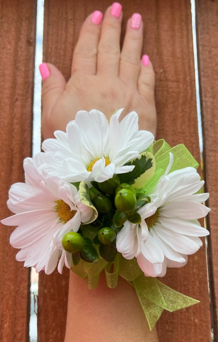 Daisy Mae   C11-10 Daisy Corsage