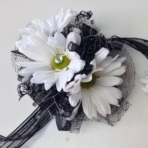 Daisy May Wrist Corsage