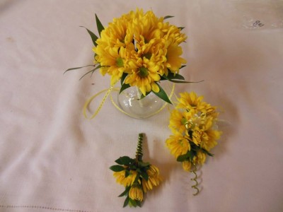 DAISY NOSEGAY, CORSAGE & BOUTONNIERE PROM CORSAGE