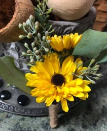 Daisy Pom Boutonniere PICKUP IN STORE ONLY