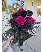 Dark Romance Fresh florals in a no-spill tumbler