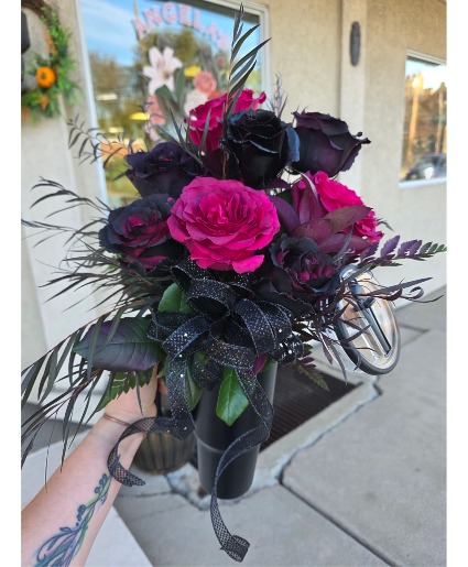 Dark Romance Fresh florals in a no-spill tumbler