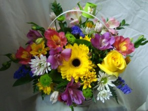 IN MEMORY ARRANGEMENT   (S) Small basket of seasonal flowers to take home after services. 