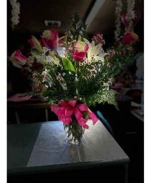 Dozen Two Tone Pink Roses x White Stargazer vase