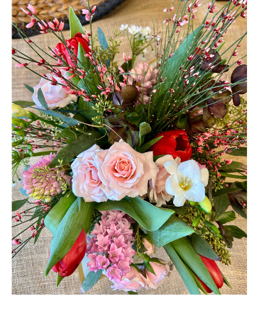 Early Spring Floral Arrangement in Darien, CT | DARIEN FLOWERS
