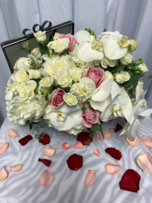 Elegant Arrangement  Full Flowers on the box gift 