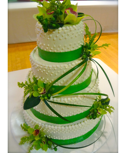 Enhance in green Flowers for your wedding cake with an exciting flow