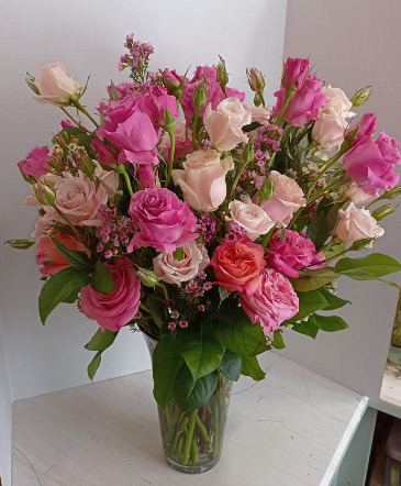 Extravagant Rose Arrangement Designer's Choice in Glastonbury, CT | THE FLOWER DISTRICT