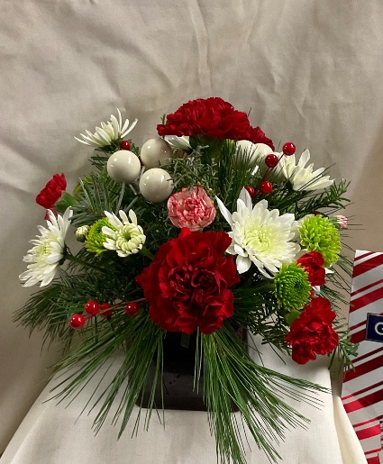 Fresh Christmas flowerw Red cube