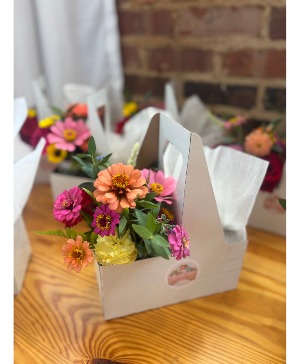 Friday Special (FRIDAY'S ONLY)  Mason Jar arrangement & Cupcake(s)