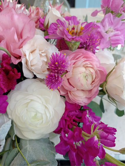 Full Valentine Combo Flowers, Chocolates, Pedals & Candle