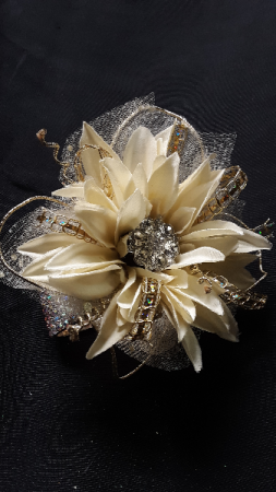 Gerbara shines wrist corsage