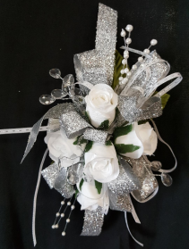 GLITTER AND PEARLS 