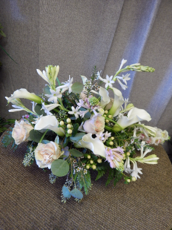 Graceful roses combined with calla lilies  