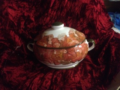 gravy boat w/flowers 