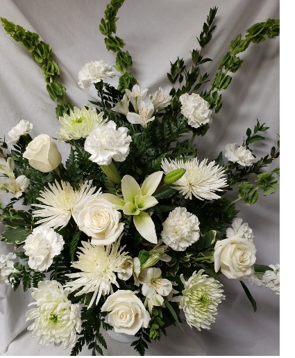 HEARTFELT TRIBUTE....ALL WHITE    (S) flowers(Will only substitute if any of the flowers are out of stock)