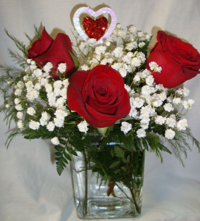 "IN LOVE BOUQUET ..(VD)..3 red roses with baby's    Breath AND HEART pic!