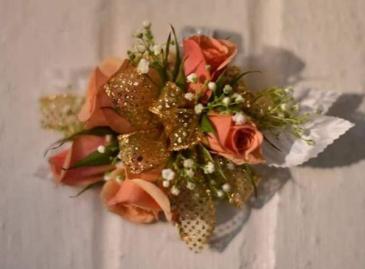ISLE PEACH ROSES WITH GOLD ACCENT  in Cincinnati, OH | Reading Floral Boutique