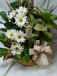 Planter with cut flowers or seasonal silk   (P) flowers