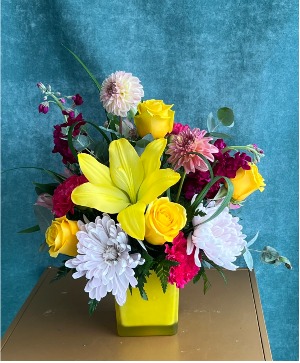 JUST DARLING SUNSHINE CUBE FLOWER ARRANGEMENT