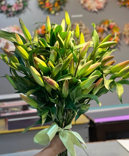  Liliy Bouquet   20 Stems with Greenery 