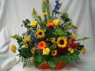 SYMPATHY GARDEN BASKET   (S) SEASONAL FLOWERS MIXED COLORS