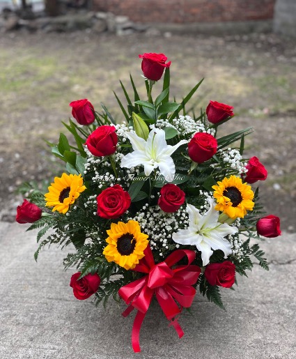 Lovely lilies, roses,  and sunflowers Single face  