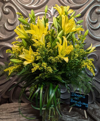 Lovely lilies Vase arrangement 