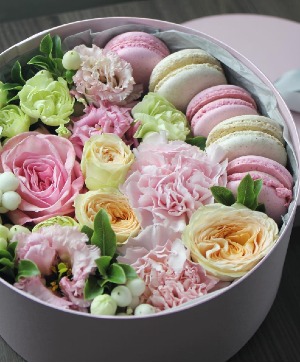 Macaron & Blooms Gift Box 