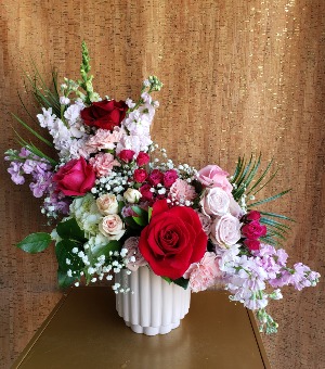 MODERN AMOUR  FLOWER ARRANGEMENT