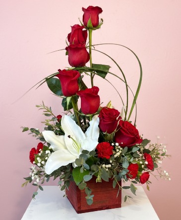 Modern Romance Flower Arrangement in Medina, NY | CREEKSIDE FLORAL AND DESIGN