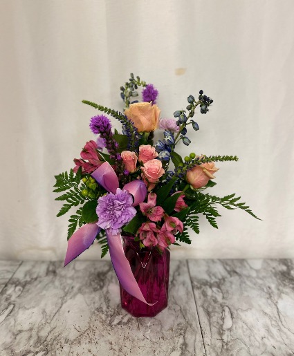 Monica Mixed flowers in vase