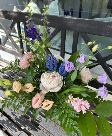 Mother's Grace Floral Arrangement in Darien, CT | DARIEN FLOWERS