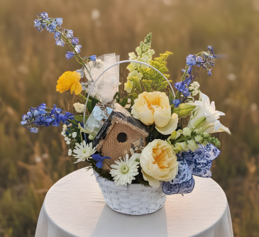 Mr. Bird Garden Basket Basket arrangement in Whitehouse, TX | Whitehouse Flowers