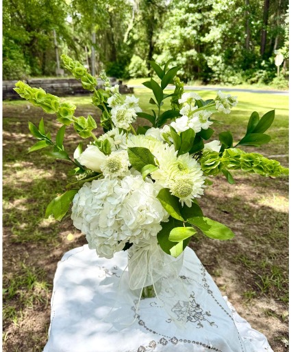 NATURAL ELEGANCE Calming Whites and Greens in a Vase