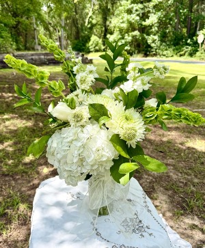 NATURAL ELEGANCE Calming Whites and Greens in a Vase