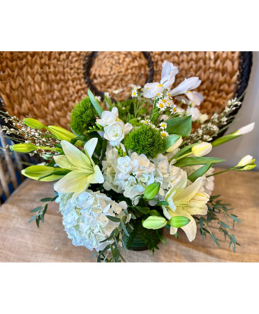 Natural Spring Floral Arrangement in Darien, CT | DARIEN FLOWERS