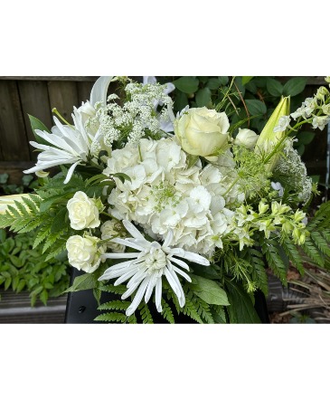 Natural White Flower Arrangement in Darien, CT | DARIEN FLOWERS