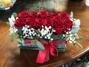 New York Dozen Modern Vase of 1 dozen roses