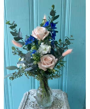 OCEANSIDE BUDVASE FLOWER ARRANGEMENT