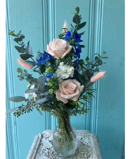 OCEANSIDE BUDVASE FLOWER ARRANGEMENT