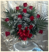 One Dozen Fannned Red Roses 