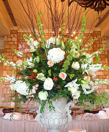 Optimistic Ivory Table Arrangement in Florence, OR | LA JOIE FLEURI