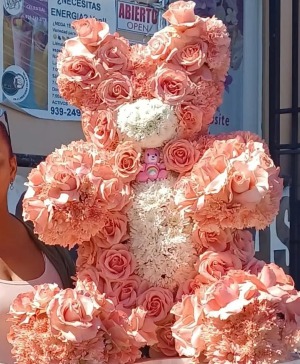 Oso centado forrado en flores ternurita en flores
