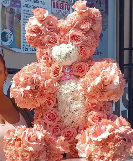 Oso centado forrado en flores ternurita en flores