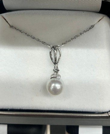 Pearl Necklace  in Vermillion, SD | Pied Piper Vermillion Flowers & Gifts