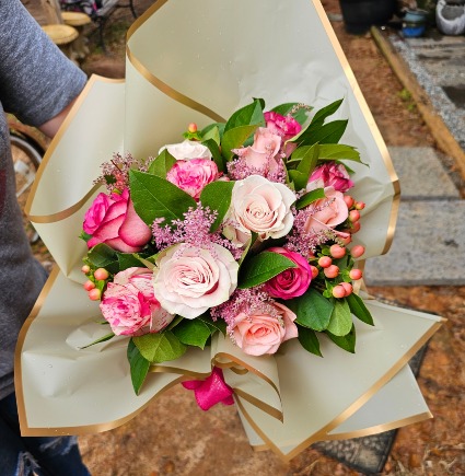 Pick-up Designer's Choice Hand Tied Arrangement Hand tied