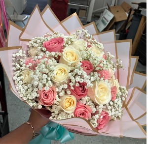 PINK AND WHITE BOUQUET 25 ROSES BUCHON