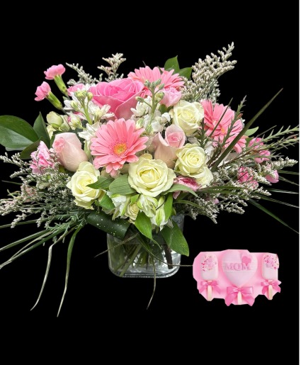 Pink flowers and pink cake pops 